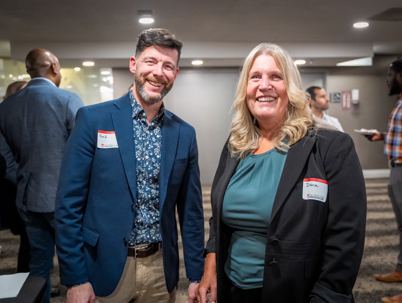 UFred graduates posing together at alumni event.